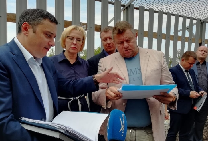 Елена Лапушкина и Александр Хинштейн встретились с жителями, выступающими против строительства ЖК «Волна»