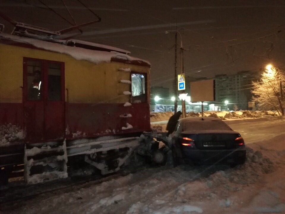 В Самаре БМВ врезалась в трамвай-снегоуборщик