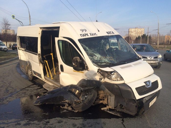 В Тольятти в столкновении БМВ и микроавтобуса пострадали два человека