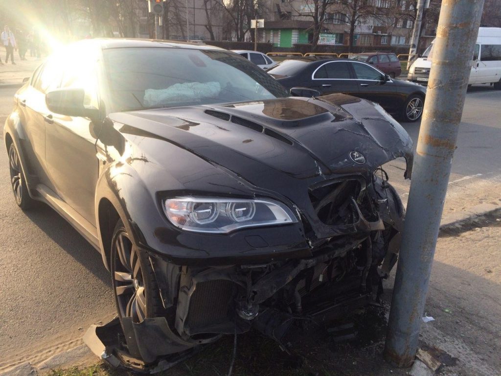 В Тольятти в столкновении БМВ и микроавтобуса пострадали два человека