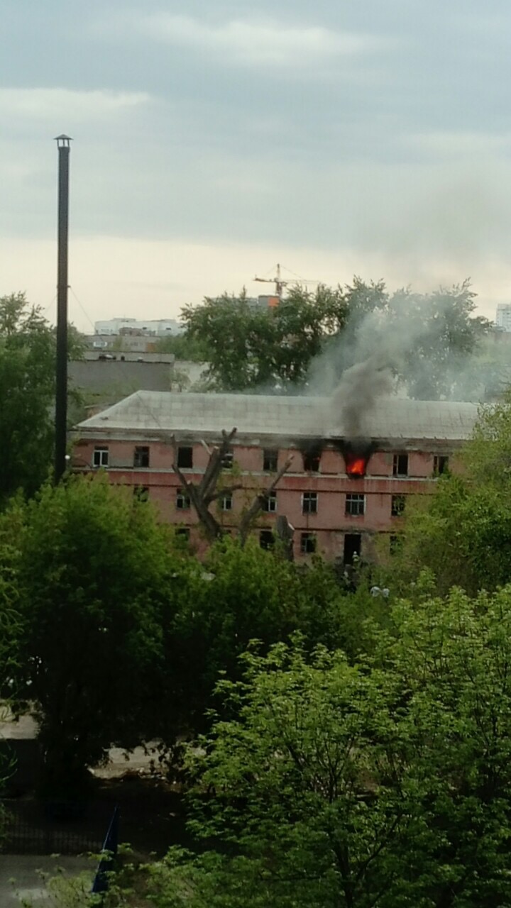 В Самаре загорелось заброшенное общежитие