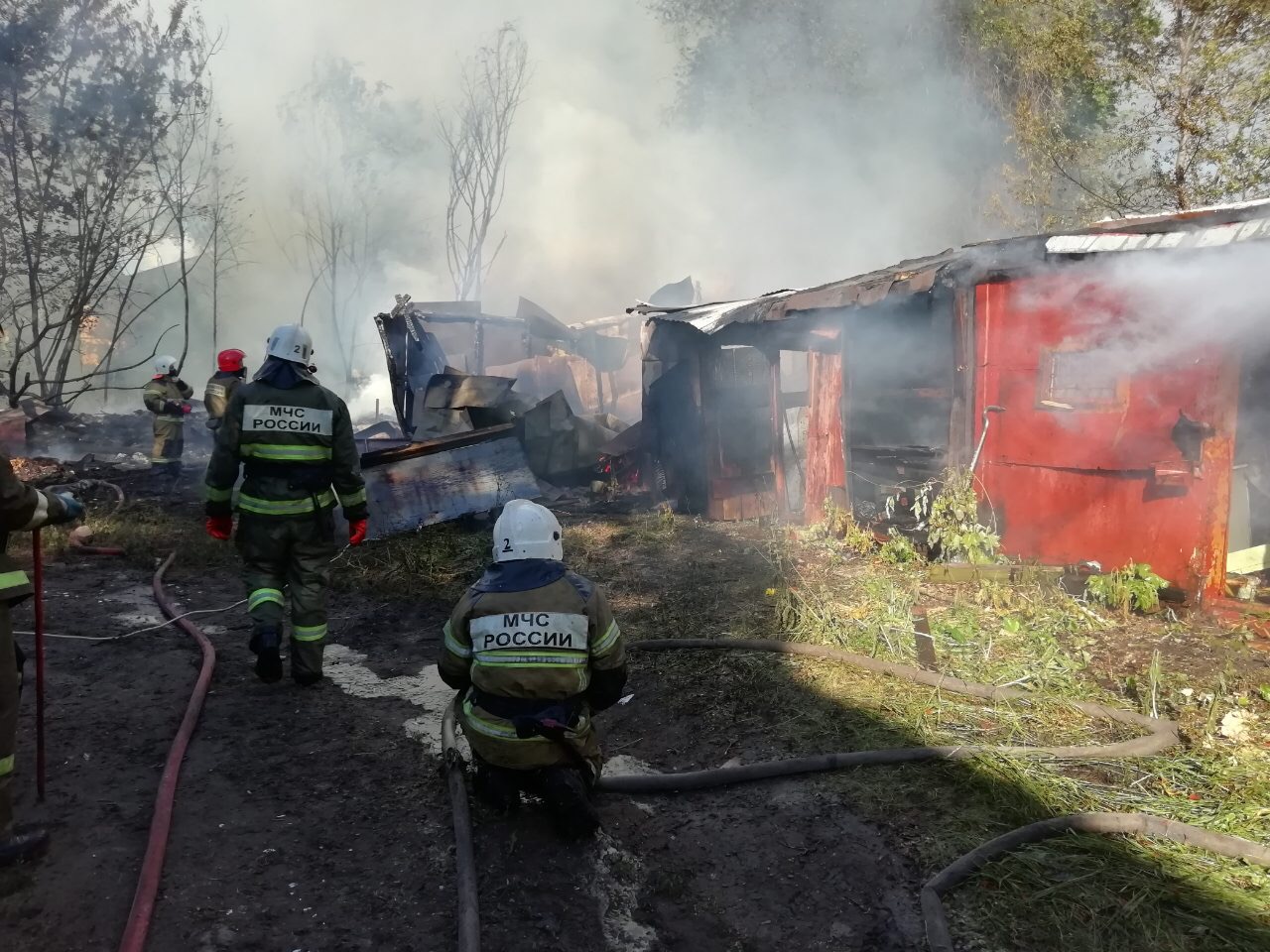 В Самаре 76 человек тушат пожар на улице Санфировой