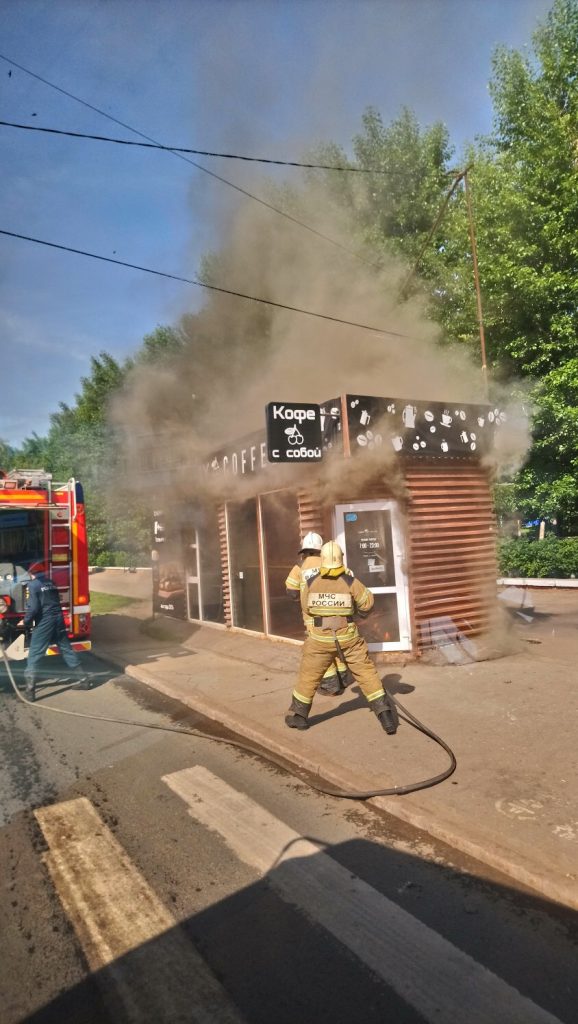 В Самаре девять пожарных тушили горевший торговый кофейный павильон