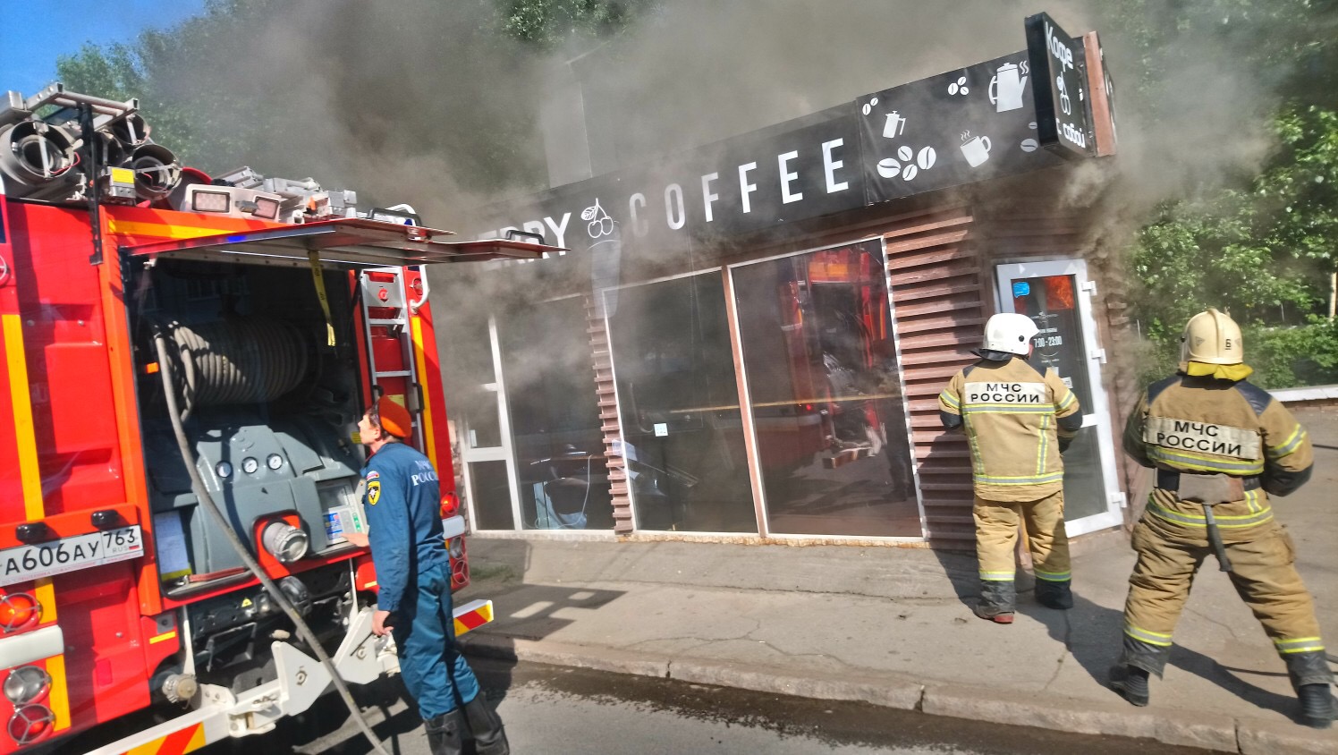 В Самаре девять пожарных тушили горевший торговый кофейный павильон