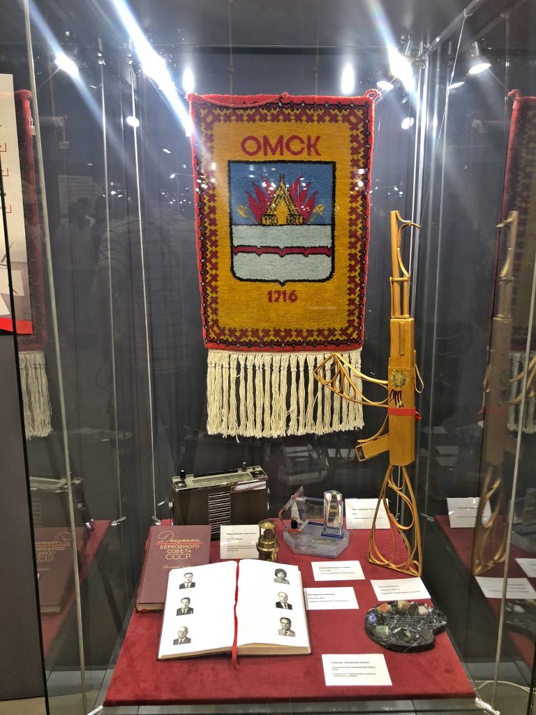 Есть на что посмотреть: оружие, личные вещи, документы на выставке в честь Михаила Калашникова
