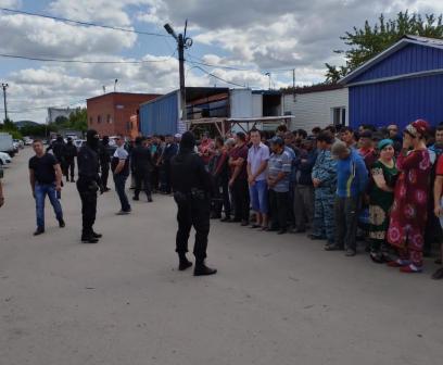 В Тольятти на рынке полицейские поймали 21 нелегального мигранта