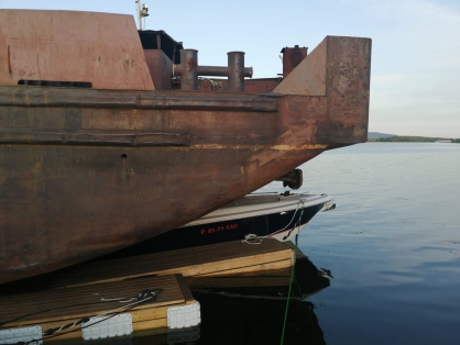 По факту столкновения баржи с лодками в Самарской области возбудили дело