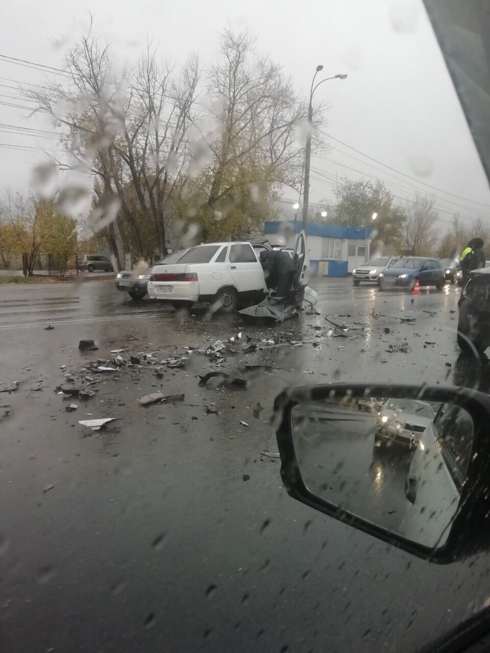 В столкновении трех автомобилей у поста ДПС в Самаре погиб человек, пятеро пострадали