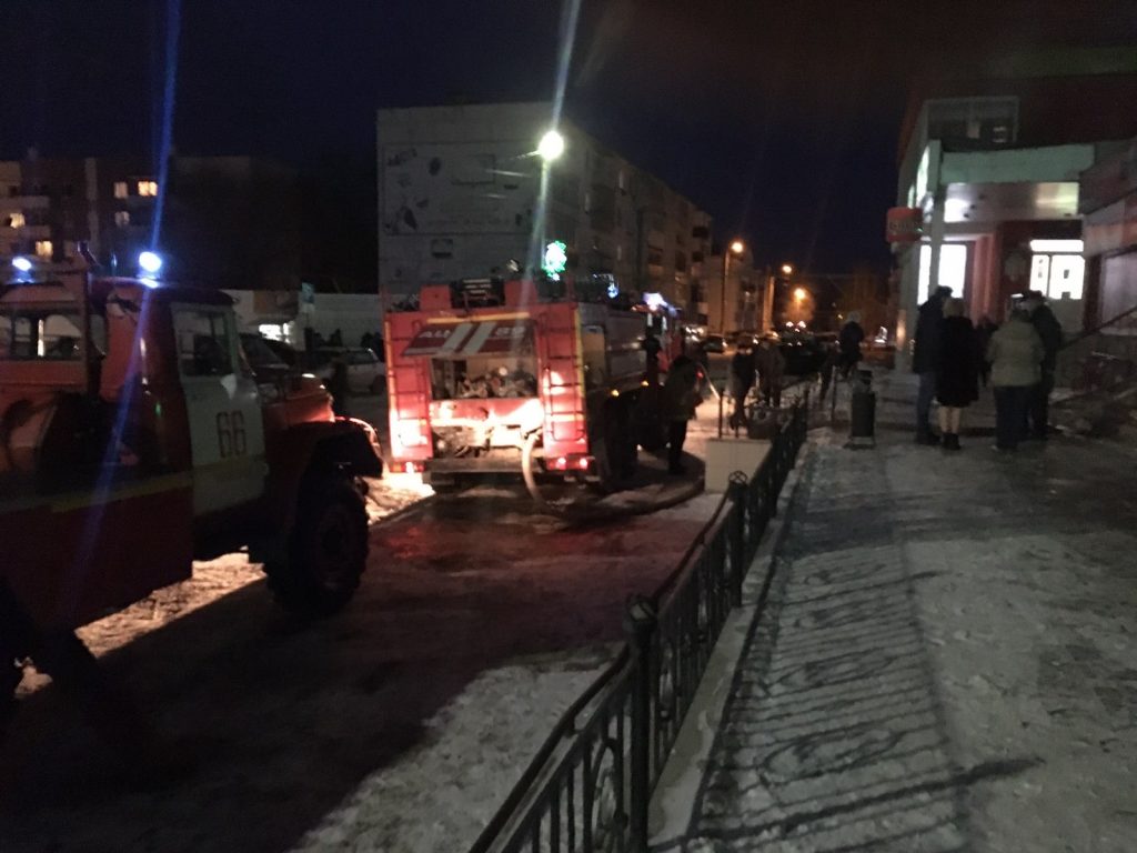 В Чапаевске 83 человека тушили горевший ТЦ «Клеопатра»