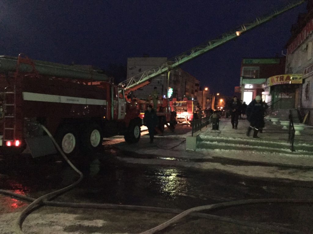 В Чапаевске 83 человека тушили горевший ТЦ «Клеопатра»
