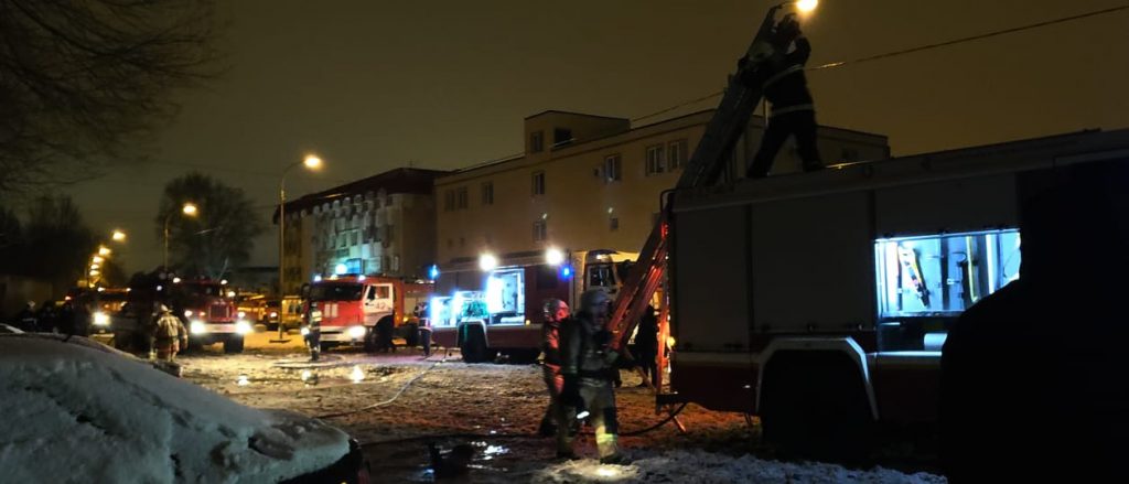 В Кировском районе 88 человек тушили пожар в гаражном массиве