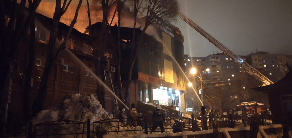 В Кировском районе Самары масштабный пожар: сгорел ресторан, огонь перекинулся на торговый центр