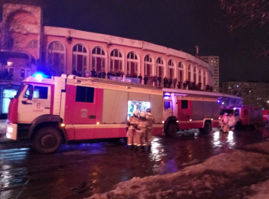 В Кировском районе 100 пожарных тушат кровлю ресторана « Золотая Пагода»
