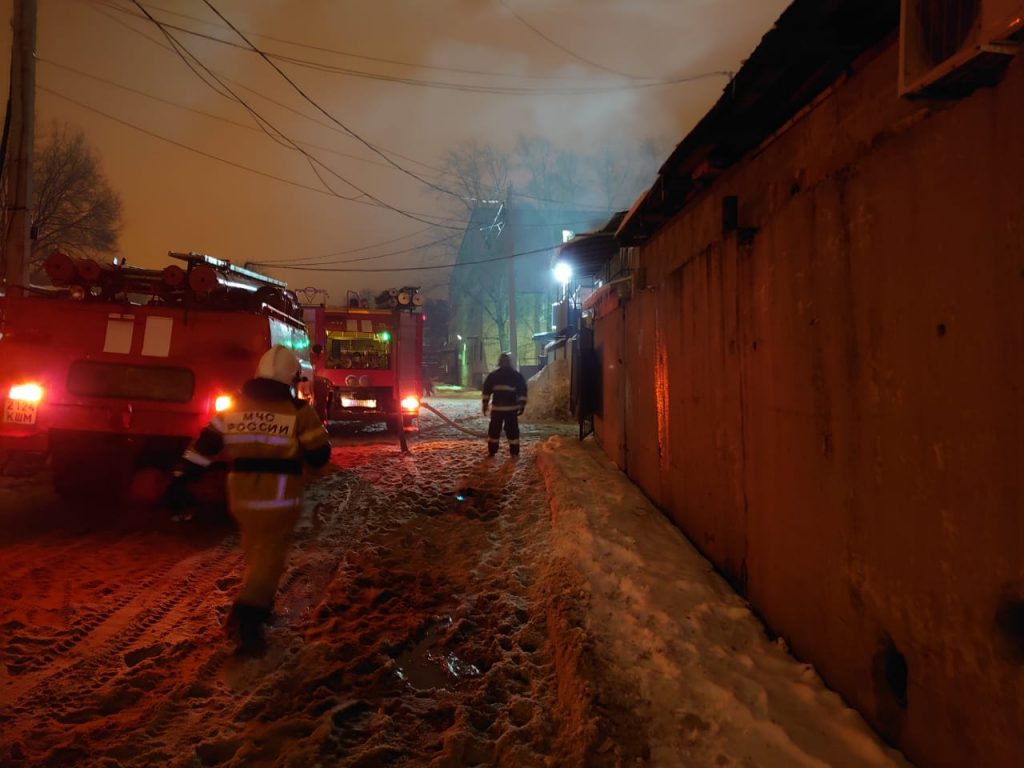 В Кировском районе 88 человек тушили пожар в гаражном массиве