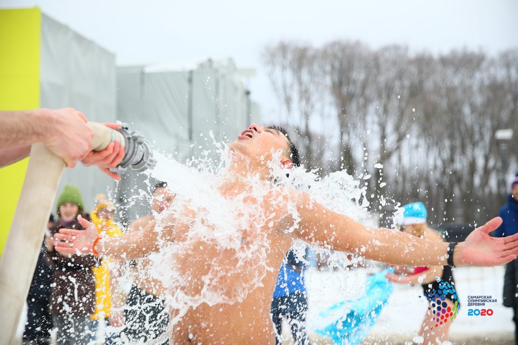 В «Олимпийской деревне" массово обливались водой