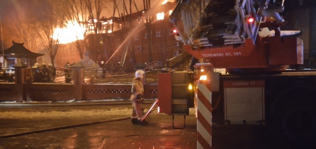 В Кировском районе Самары масштабный пожар: сгорел ресторан, огонь перекинулся на торговый центр