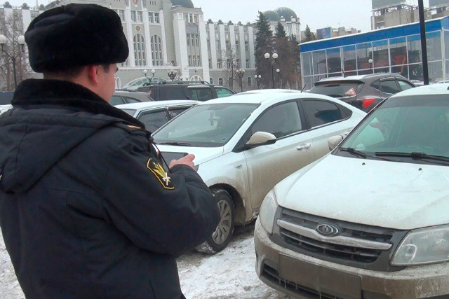 В Самарской области на парковках нашли автомобили 73 должников