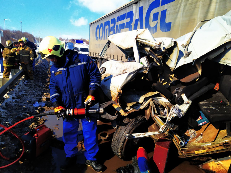 Спасатели вытащили водителя, зажатого в салоне УАЗа после массового ДТП