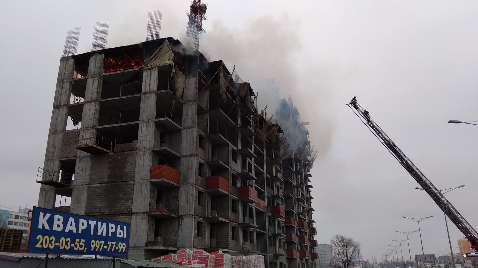 Со стройки на Димитрова из-за пожара эвакуировали рабочих