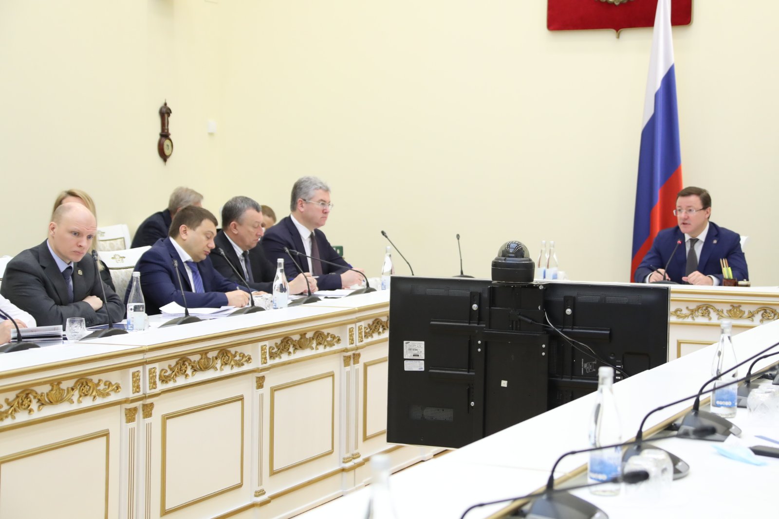 Губернатор Дмитрий Азаров: «Все, кто сейчас не работает, должны сидеть дома»