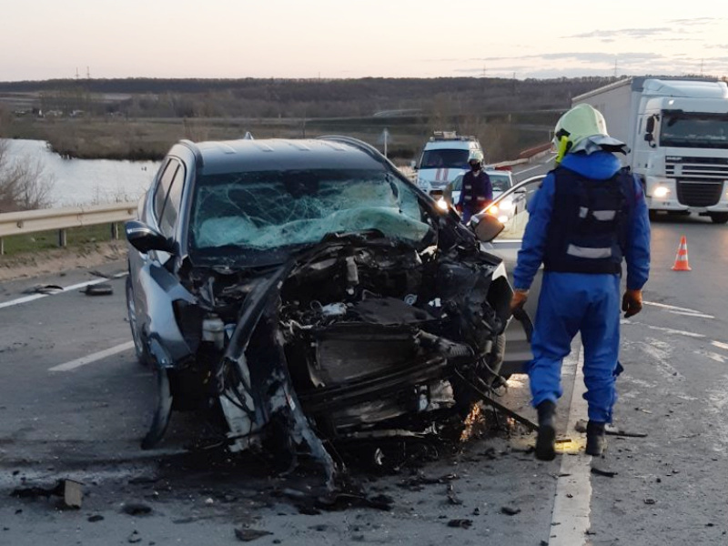 На трассе "Самара - Волгоград" иномарка врезалась в столб, погиб водитель