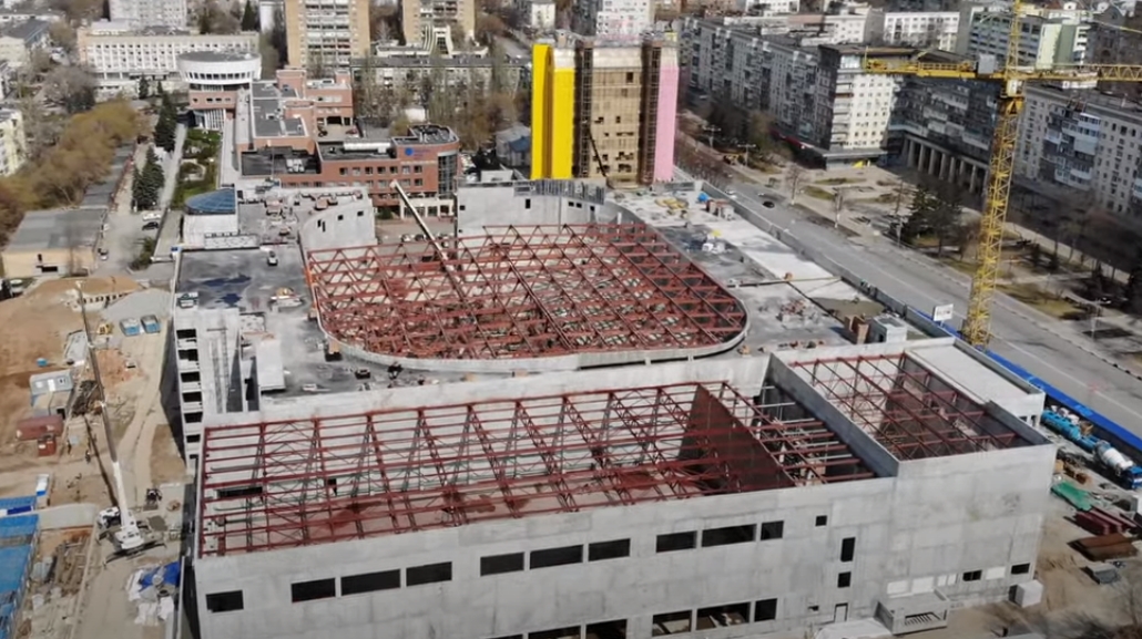 Монтаж металлоконструкций над главной ареной Дворца спорта сняли с воздуха