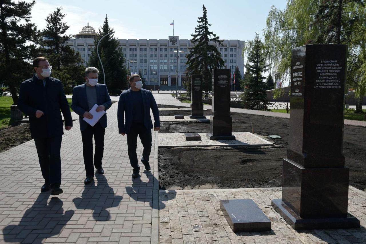 На площади Славы завершают установку бюстов советских маршалов