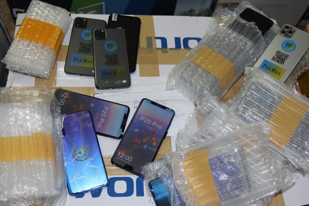 Самарские таможенники нашли поддельные смартфоны Apple и Samsung