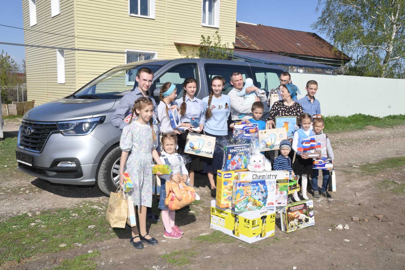 Многодетной семье из Чапаевска подарили автомобиль