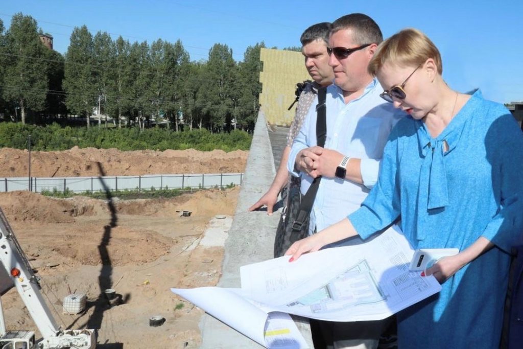 В будущей школе в "Новой Самаре" практически завершили гидроизоляцию крыши