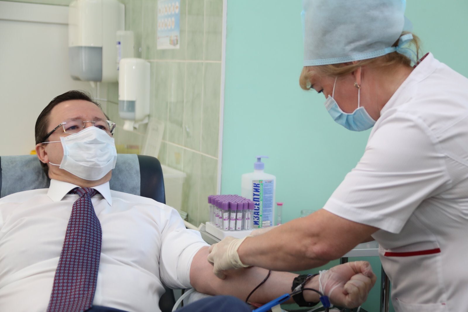 Губернатор Самарской области Дмитрий Азаров стал донором крови