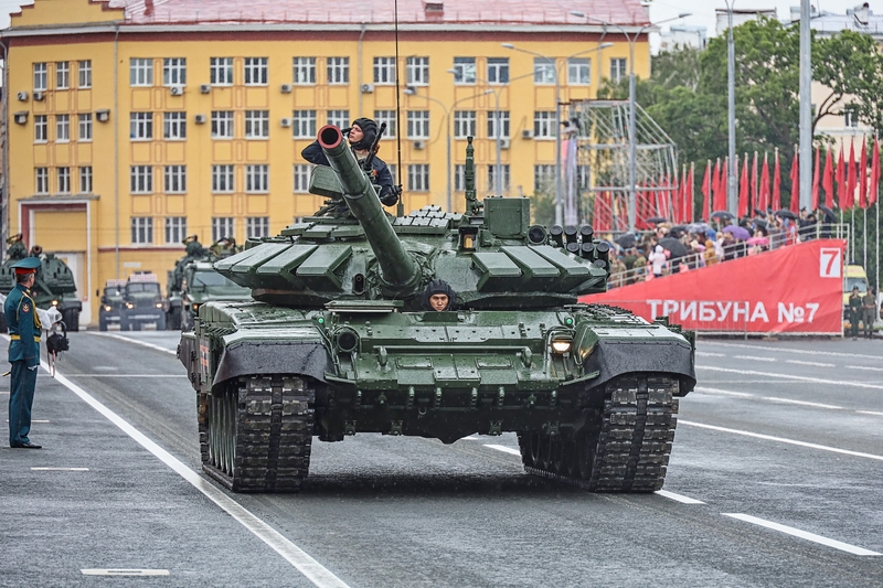 Легендарная шашка и Т-34: на площади Куйбышева прошел Парад Победы. Как это было