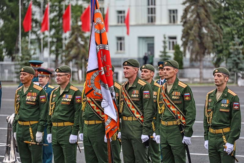 Легендарная шашка и Т-34: на площади Куйбышева прошел Парад Победы. Как это было