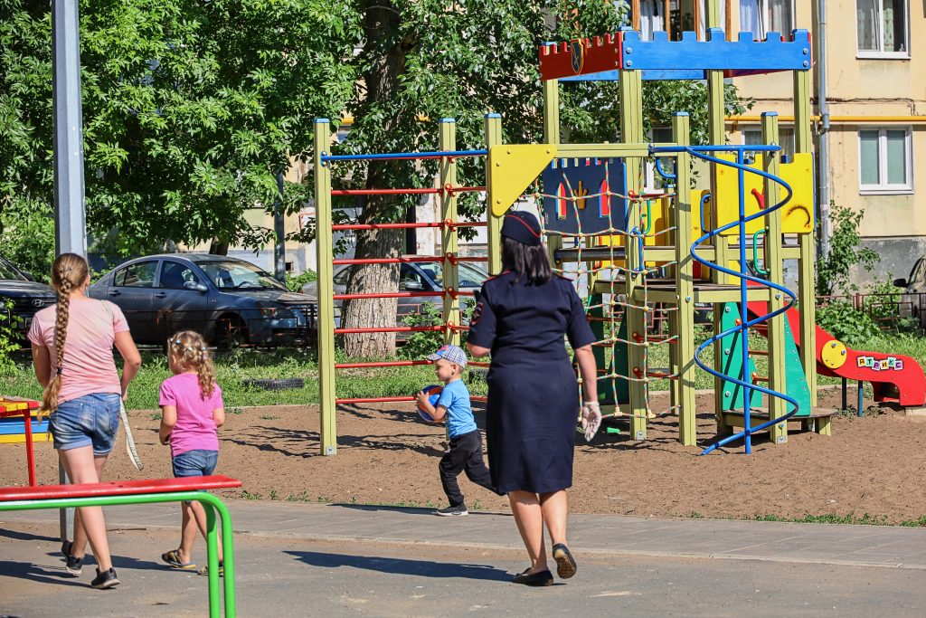 Детские площадки можно ли гулять. На детской площадке. Девочка на детской площадке. Дети на детских площадках. Детская площадка с детьми.