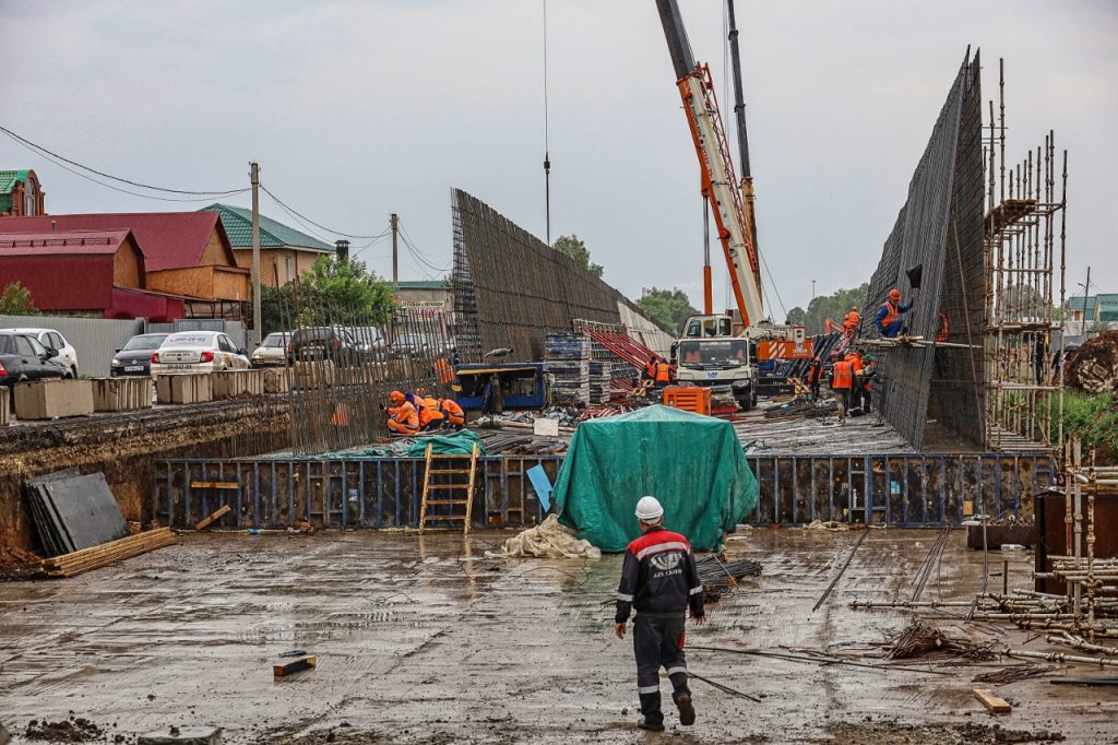 Работают даже под дождем: как строят второй этап Фрунзенского моста