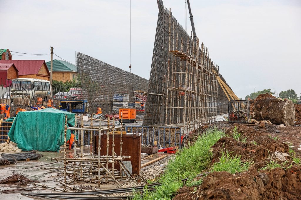 Работают даже под дождем: как строят второй этап Фрунзенского моста