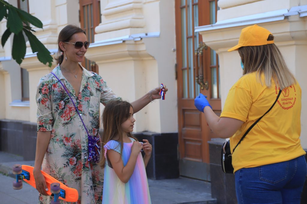 На День России волонтеры раздают ленточки триколора. Они рассказали, почему это важно