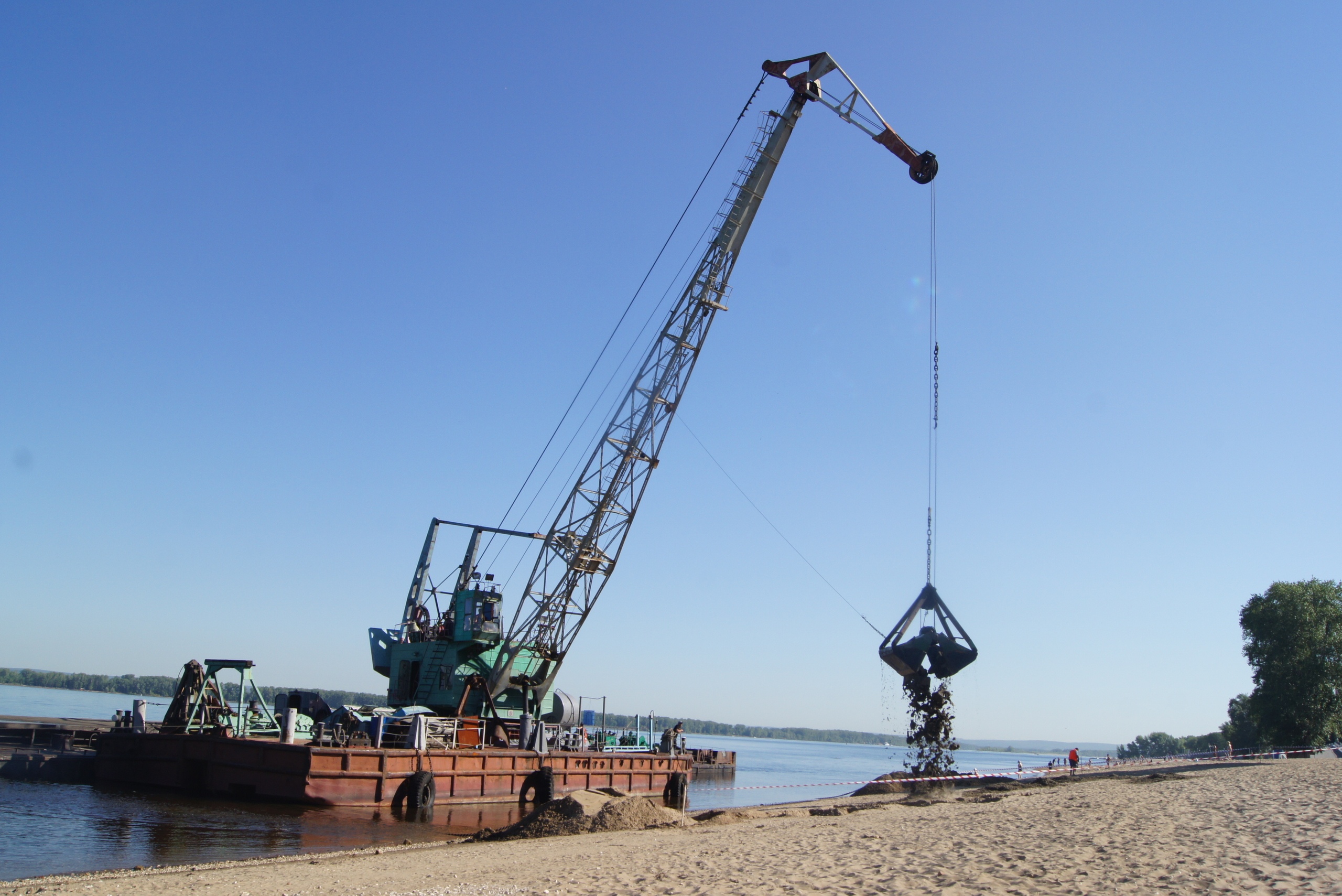На самарском пляже приступили к разгрузке 17 тысяч тонн песка