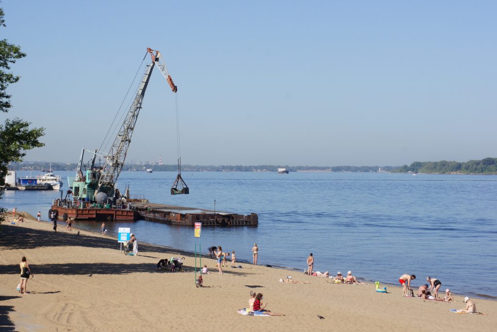 На самарском пляже приступили к разгрузке 17 тысяч тонн песка