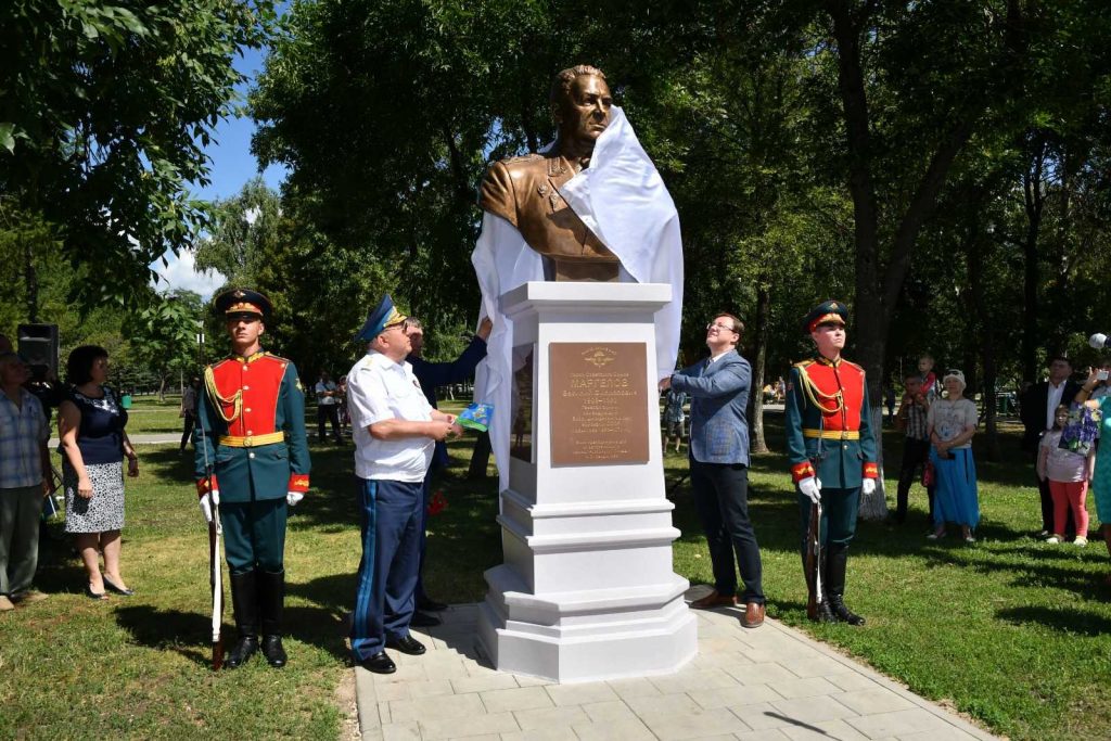 В парке Победы установили бюст командиру ВДВ Василию Маргелову