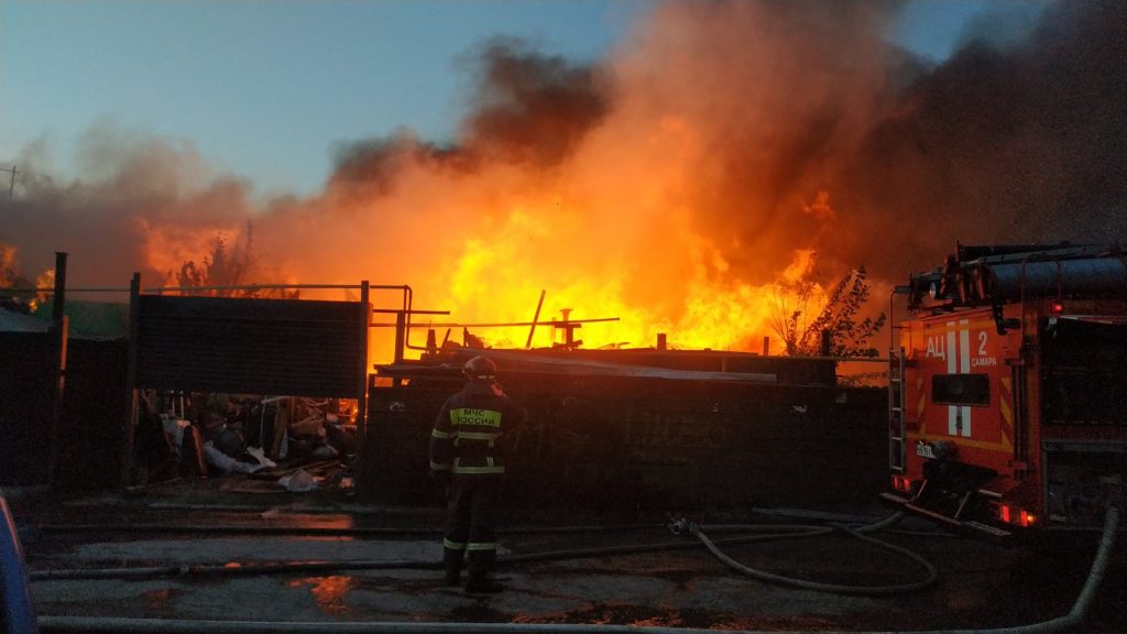Крупный пожар в Железнодорожном районе тушили 166 человек