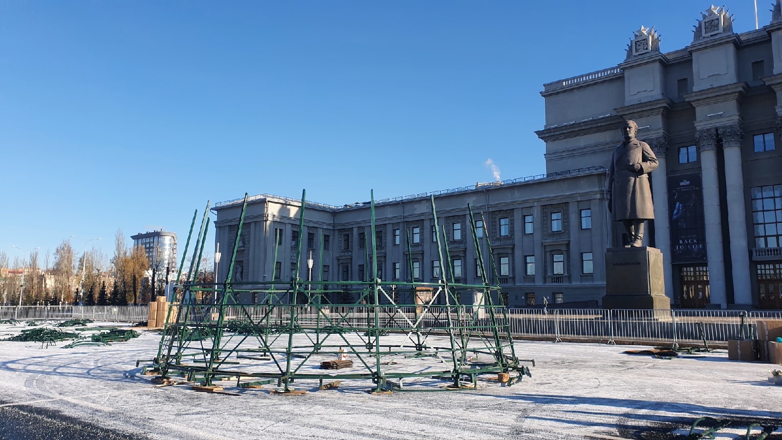 На площади Куйбышева начали установку 25-метровой новогодней елки
