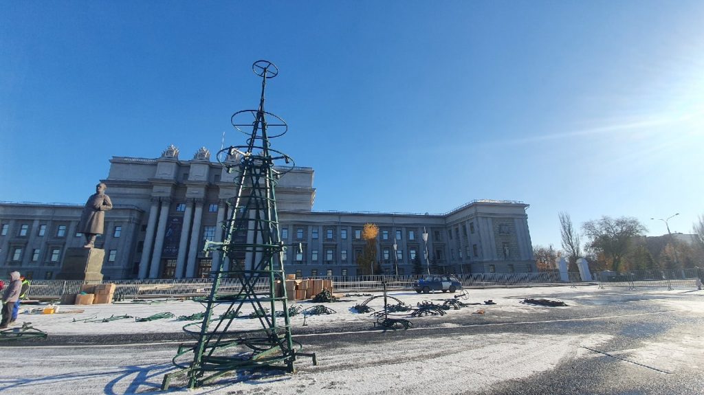 На площади Куйбышева начали установку 25-метровой новогодней елки