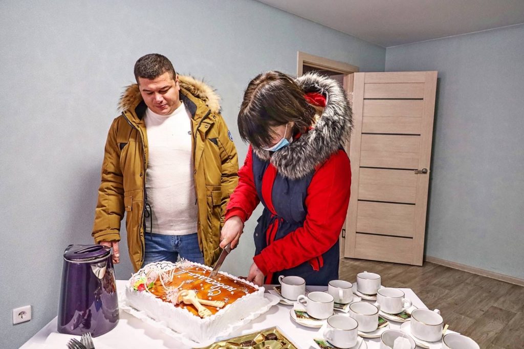 Детям-сиротам вручили ключи от новых квартир в Новой Самаре