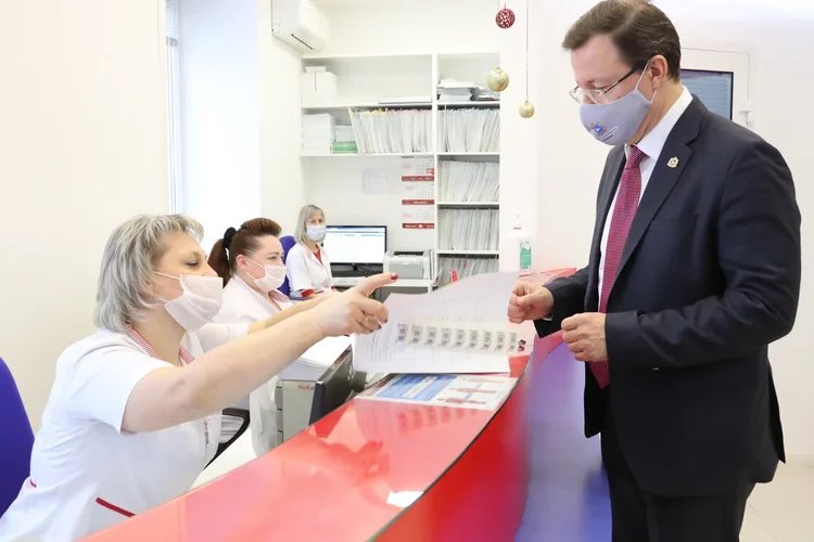 Губернатор сдал плазму крови для помощи больным с коронавирусом