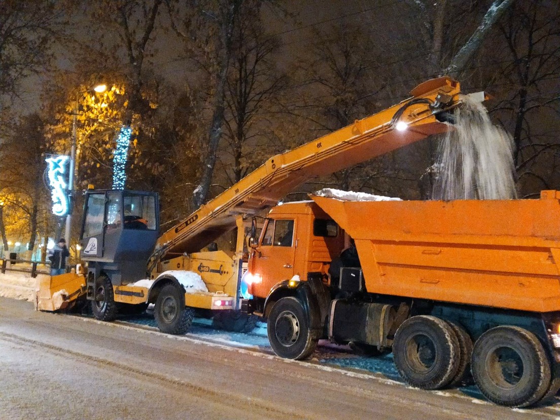За минувшую ночь с улиц города на полигоны вывезли 9,6 тысяч тонн снега