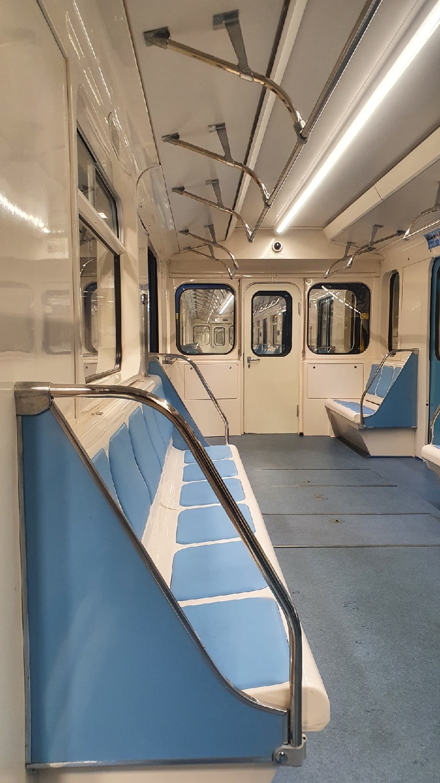 В городском метро начали ездить капитально отремонтированные вагоны