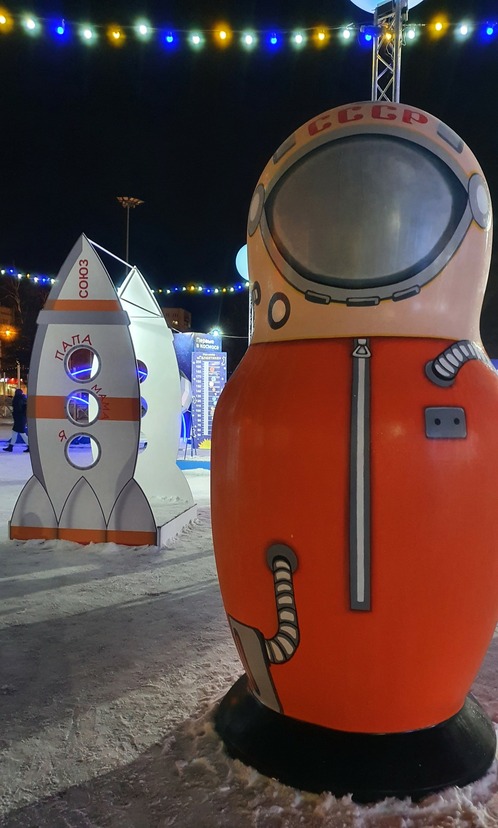 На площади Куйбышева появились новогодние арт-объекты
