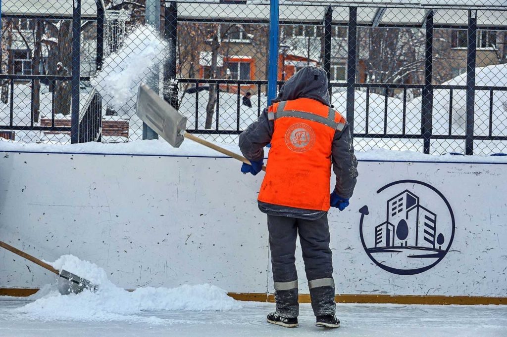 В городских парках ежедневно обновляют лед на катках