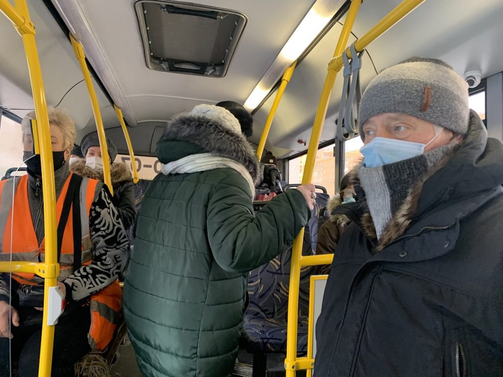 В городском общественном транспорте продолжаются рейды по соблюдению масочного режима